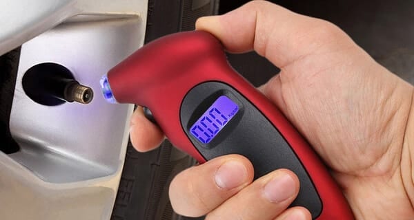 meilleur manomètre jauge pression pneu électronique numérique pas cher comparatif guide d'achat pas cher