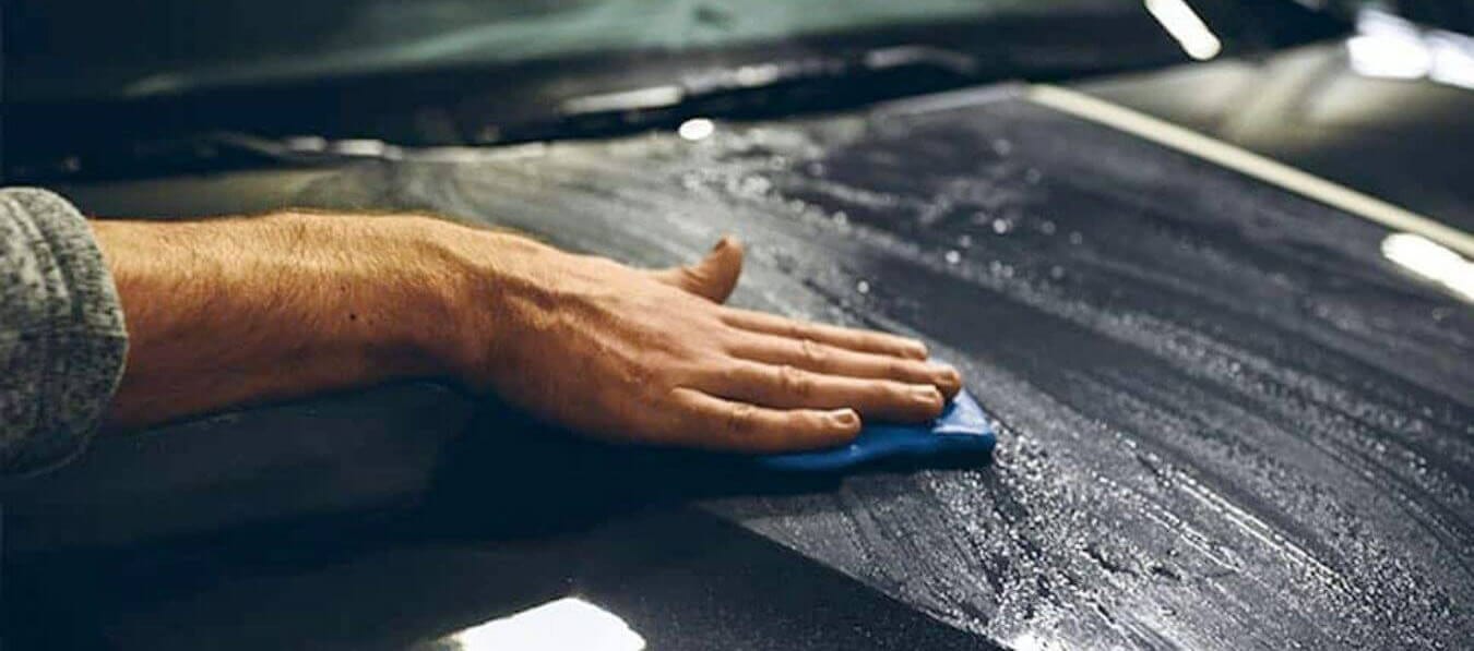 Clays et lubrifiants décontamination de carrosserie voiture