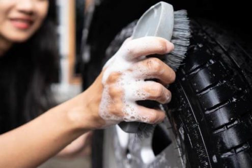 comment nettoyer faire briller pneus voiture
